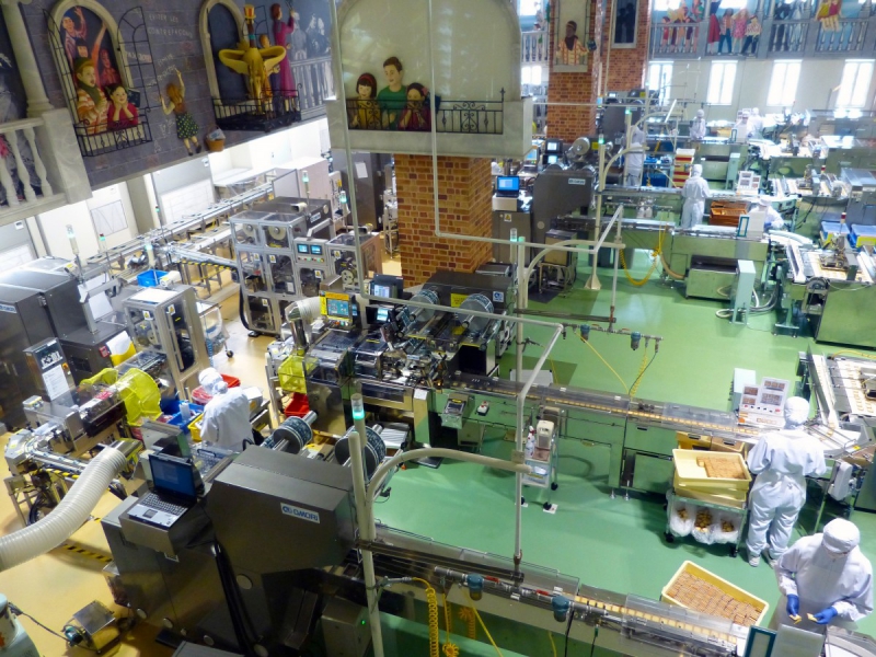 patisserie-DALUIS-min_japan_sapporo_chocolate_factory_label_packaging_cookie_machine_operators-961509